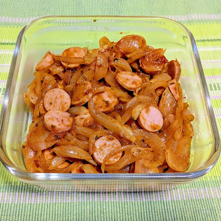 玉ねぎと魚肉ソーセージのカレーケチャップ炒め